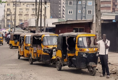 Bild aus Nigeria mit einem Taxistand